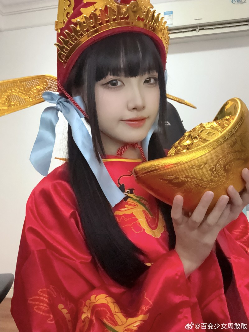 【QY球友会】要的就是财神爷！LPL互动女主持人周敢敢晒照：祝大家新年多赚钱~