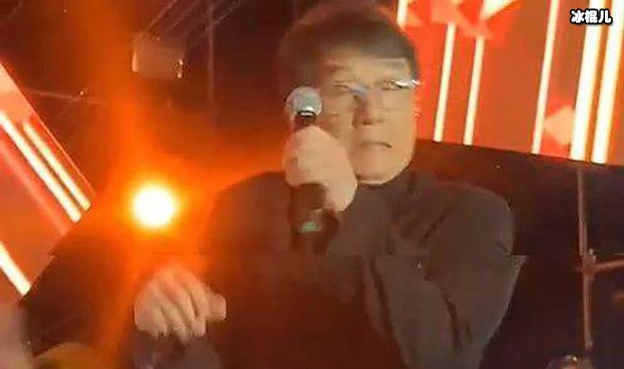 【QY球友会】成龙演出出现了意外为何还能如此淡定？被网友说不愧是大佬！