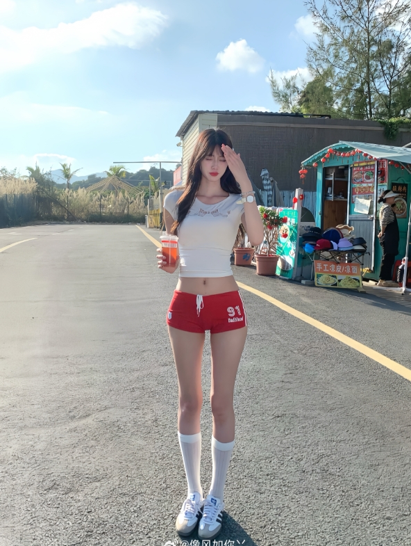 【QY球友会】真诚才是必杀技！LPL知名美女粉丝晒无P图照：腿长腰细三围爆 颜值更是没话说！
