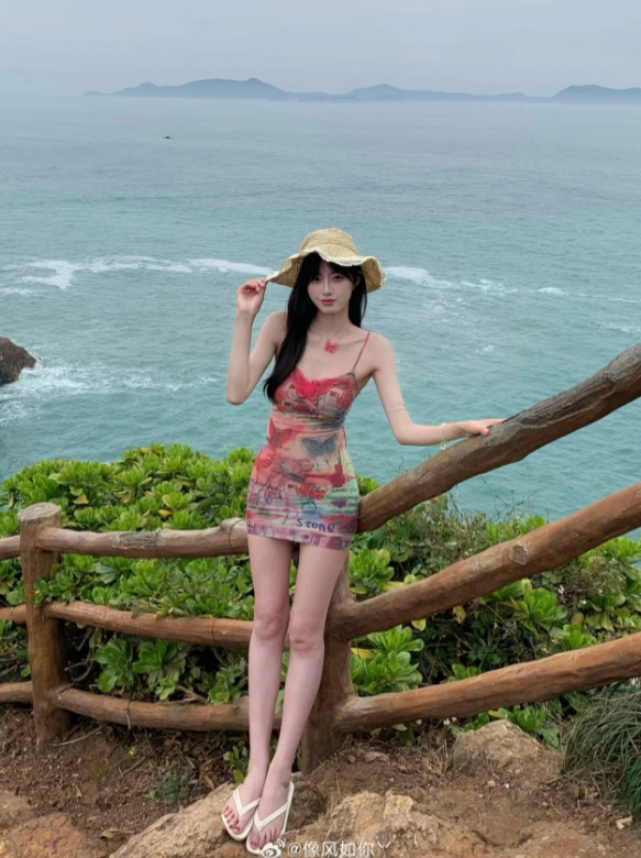 【QY球友会】LPL知名网红女粉丝晒照：火红的紧身裙 白皙如玉的肌肤