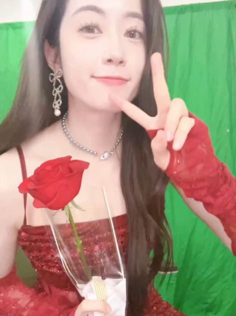 【QY球友会】LPL互动女主持张小薇晒照：法式红色吊带连衣裙尽显精致靓丽