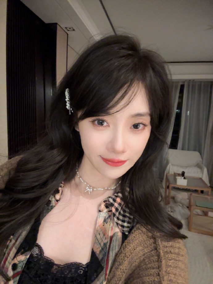【QY球友会】LPL主持人小钰晒照：相对比较保暖？的煮鱼美拉德系冬日造型