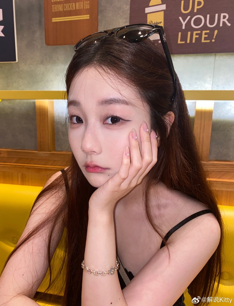 【QY球友会】解说Kitty分享泰国旅游自拍：纯黑吊带上身真空，P图参数不太对~
