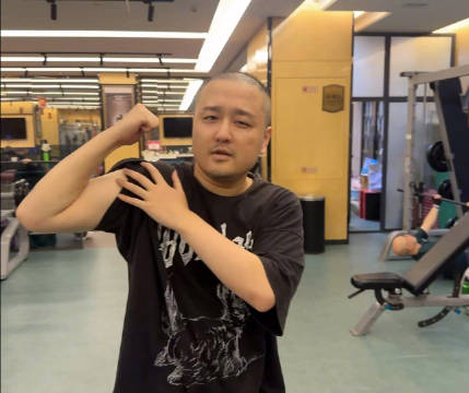 【QY球友会】孙亚龙秀肌肉：坚持3个月！现在背儿女也能一直走了 原来背一会就累