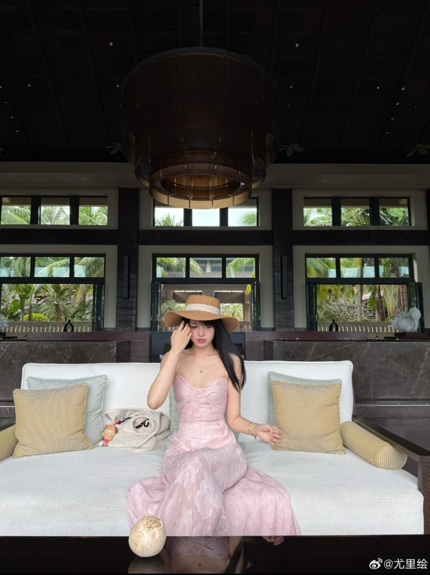 GALA前女友尤里绘晒照：再不休假要紫砂了