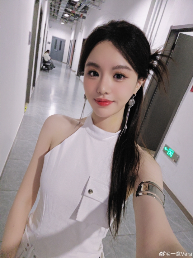 【QY球友会】兄弟们这个我真喜欢！无畏契约实习主持一意晒照：笑得跟 ai 似的