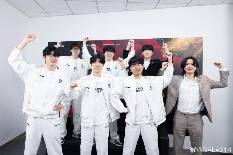 晋级登峰组后，iG选手们晒出队伍大合影：登峰组加油！ ​​