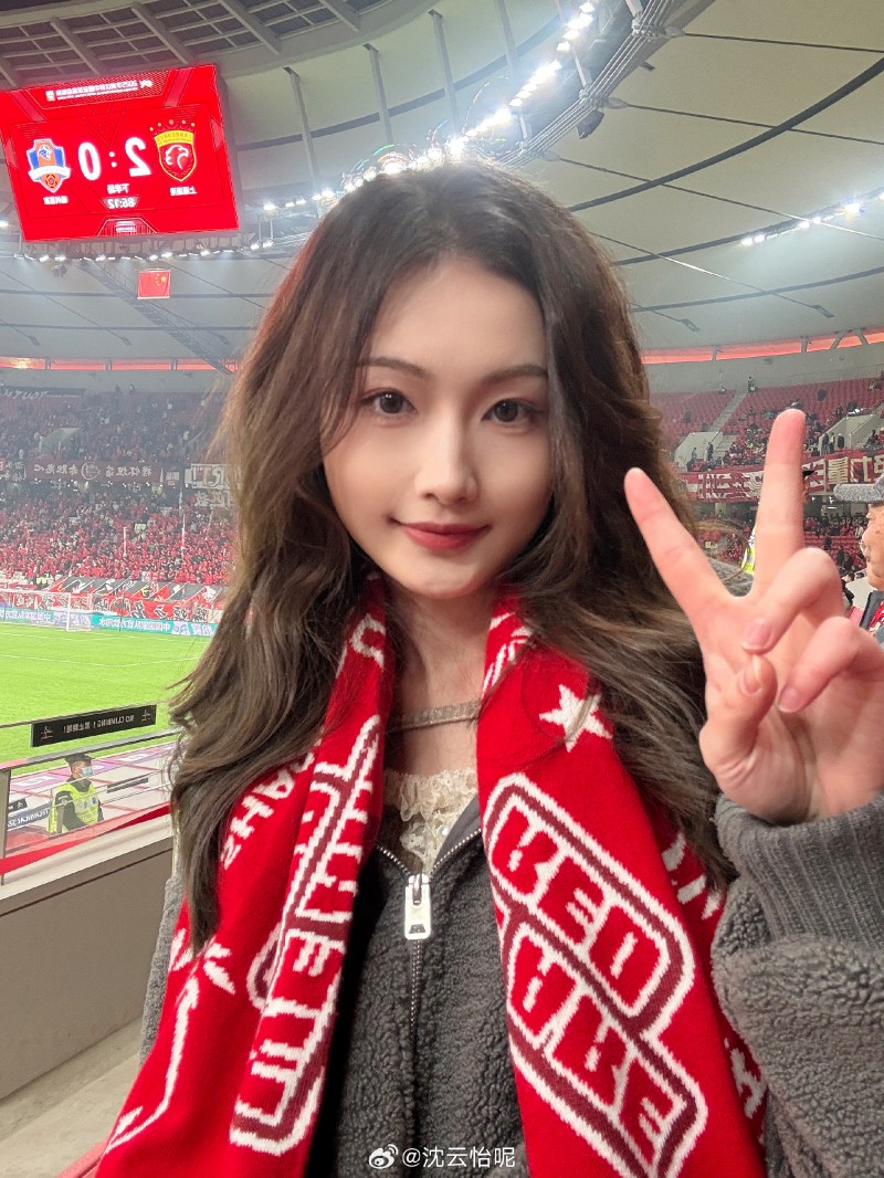 多栖美女主持沈云怡分享观赛中超自拍：赛季首场，助阵海港