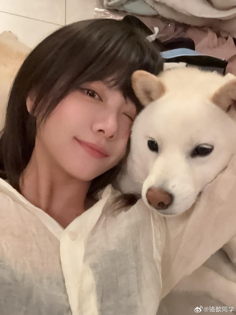 【QY球友会】LPL女主持人骆歆分享在家自拍：还不是很适应我的齐刘海😀