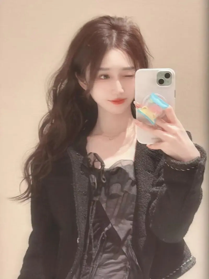 【QY球友会】怎么还有如此美貌！LPL主持小悠晒出美照：今日份开心！