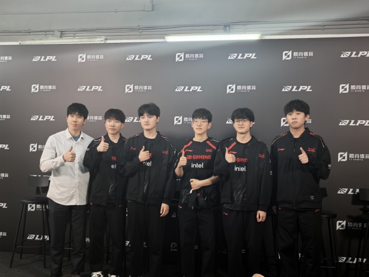 JDG赛后群访 Ale：约里克发育起来很厉害 我的坦克英雄还得多练