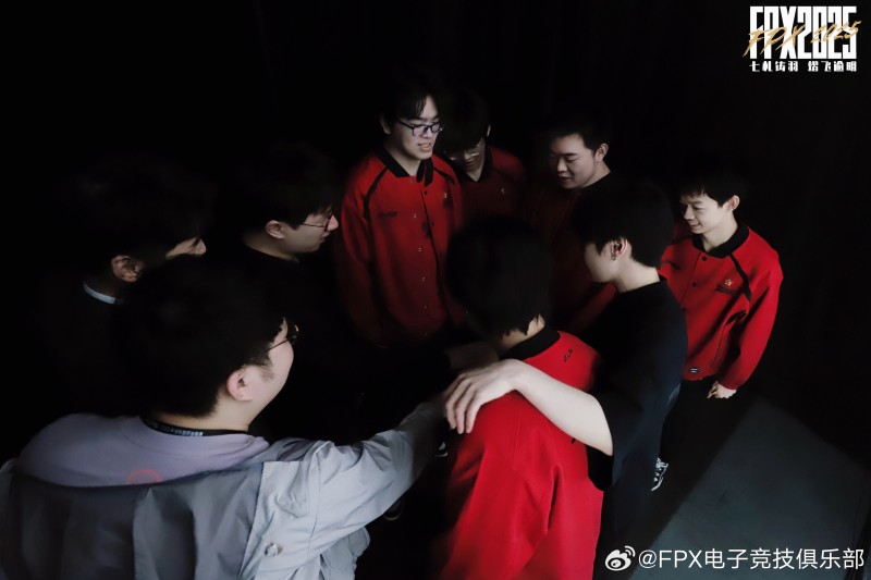 【QY球友会】LPL乱成一锅粥咯！组内倒数FPX爆冷击败JDG 收获队伍的第二场胜利