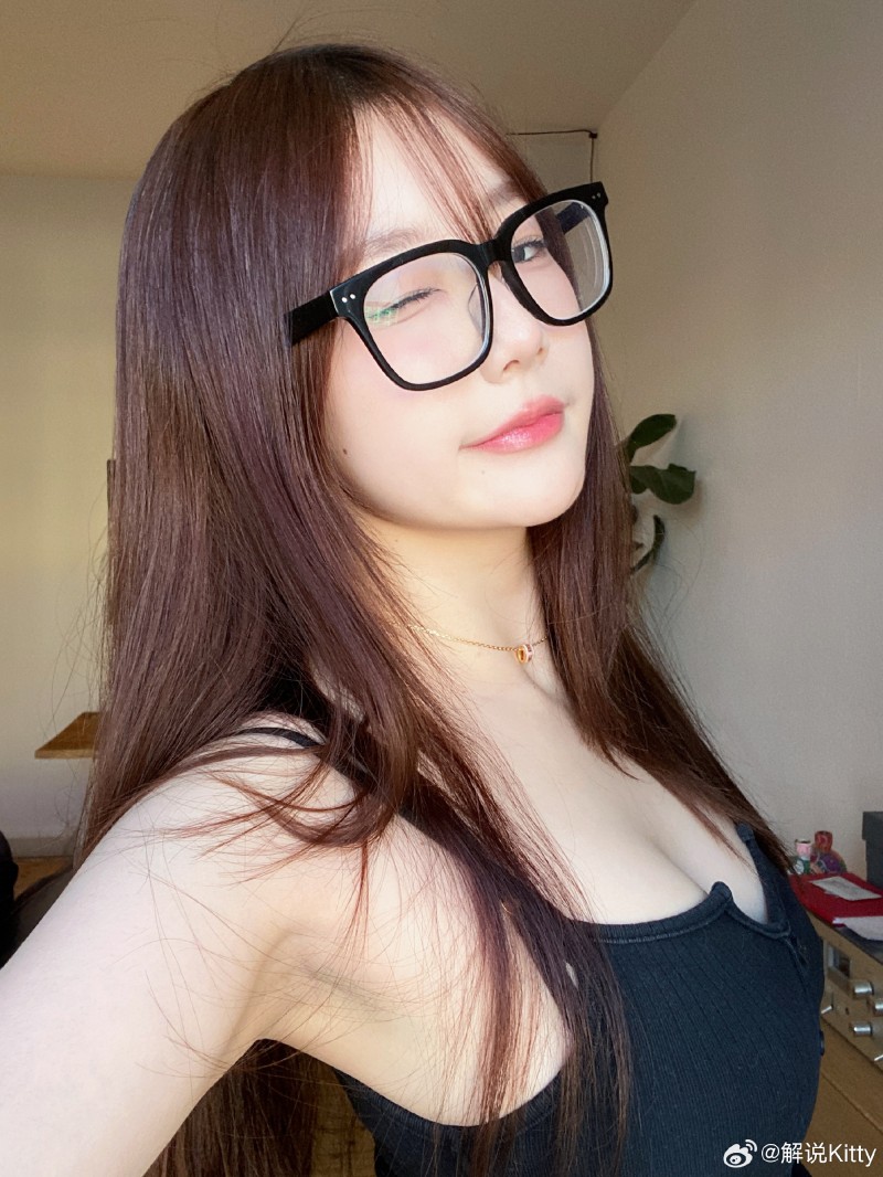大大大😍解说Kitty分享自拍美照：Happy五月份🖤