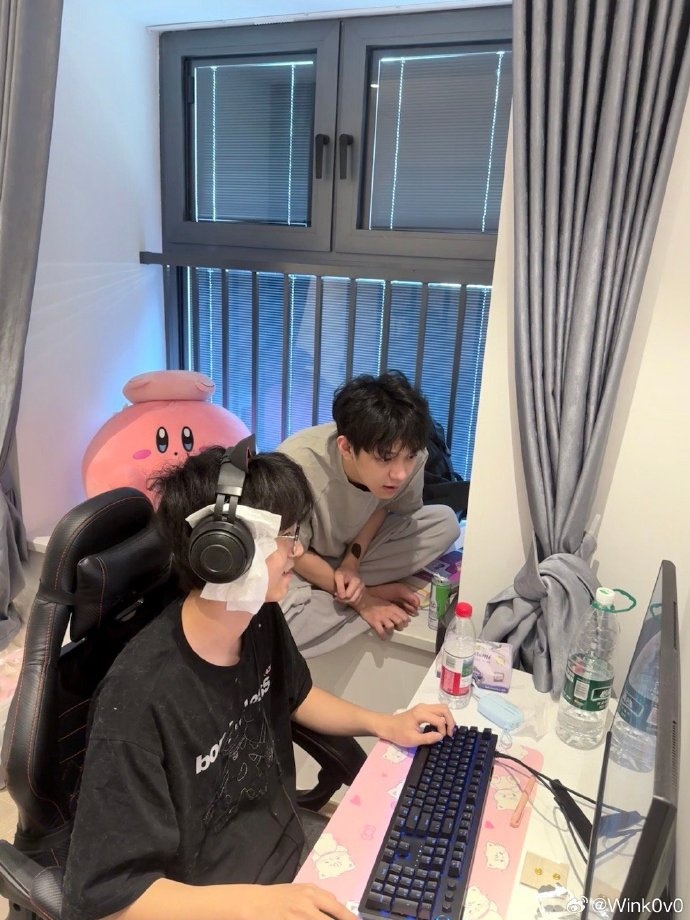 Wink分享与YSKM合照：我心软收留了一位无家可归的人~