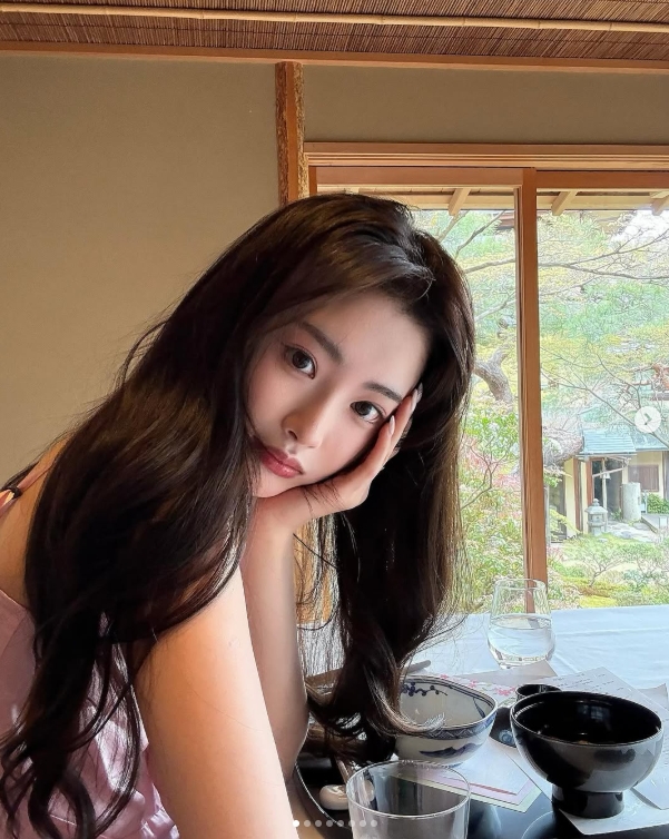 Ming绯闻女友1saye晒照：脖子上怎么红红的？