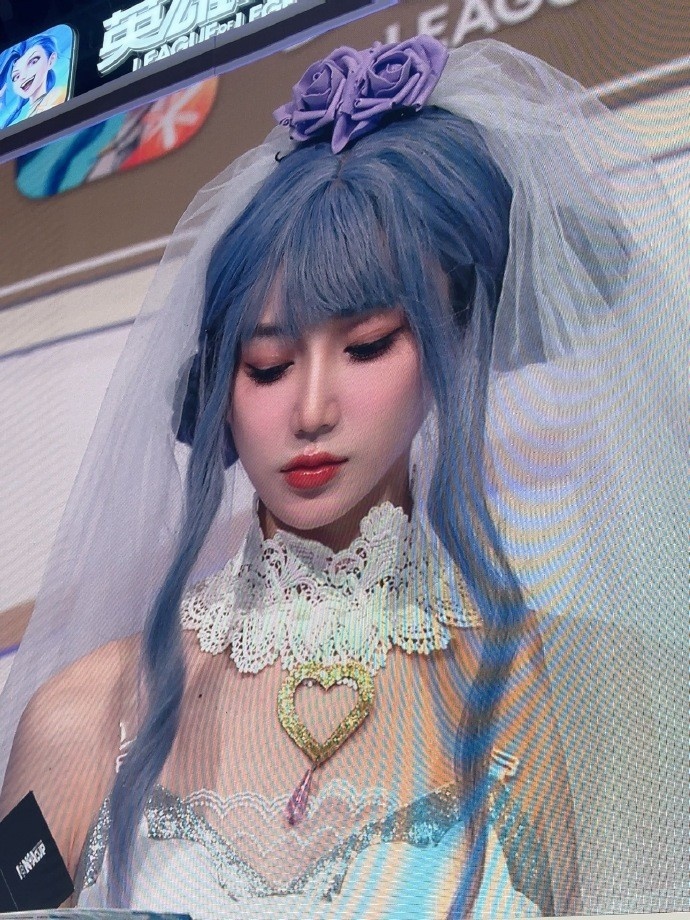 【QY球友会】COS主持😍LPL女主持小悠珊珊晒照：最爱的皮肤+曾经最爱的英雄