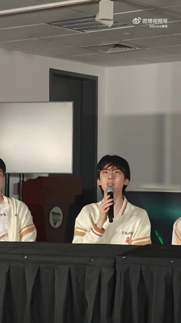 【QY球友会】怎么能说不会玩呢?宝蓝:小时候学过抽陀螺 现在不会玩了
