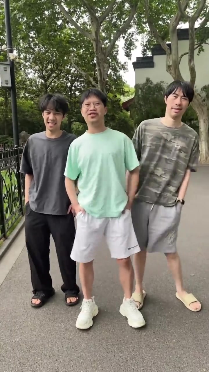 【QY球友会】EDG发布整活视频:当面一套背后一套,你卖被套捏?
