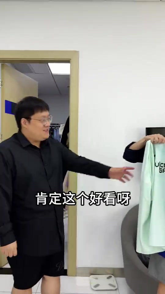 【QY球友会】解说米勒整活视频:今天这俩队服哪个好看一点?