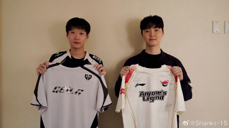 🤣超威也是好起来了 能和四皇合照了！Shanks与Chovy交换队服