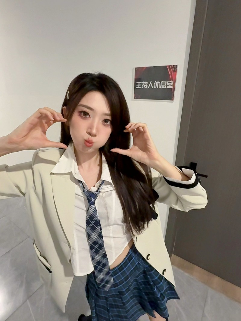 😘无畏契约赛事主持人嘉嘉晒照：“瓦学姐的人生第一次JK~”