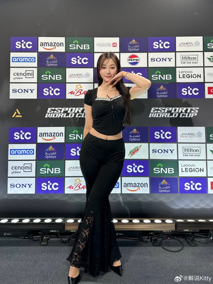 美女解说Kitty晒照：EWC第四天！ 恭喜AG.AL和GENG成功进入决赛～