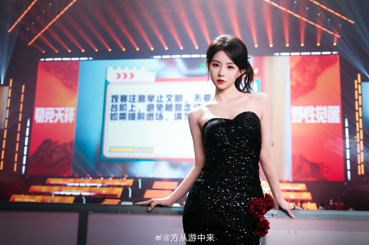 好看捏！PEL美女主持方游晒照：来自75天前回忆—— 🥀玫瑰之夜