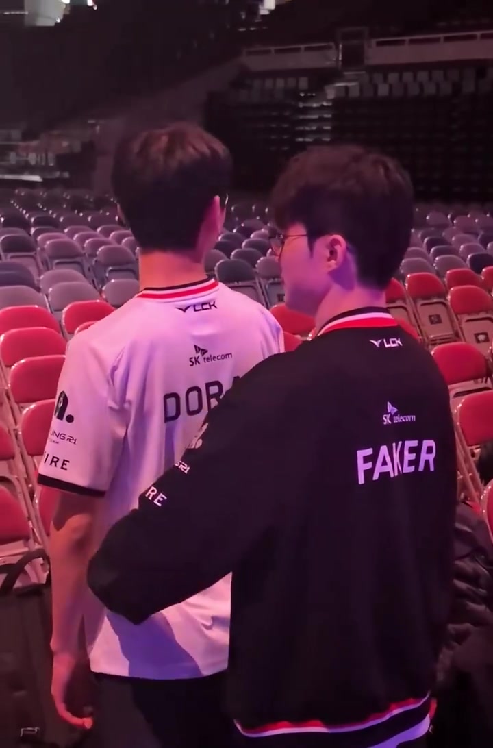 【QY球友会】LOL官方发布Faker为Doran按摩腰的视频:团队凝聚力建设