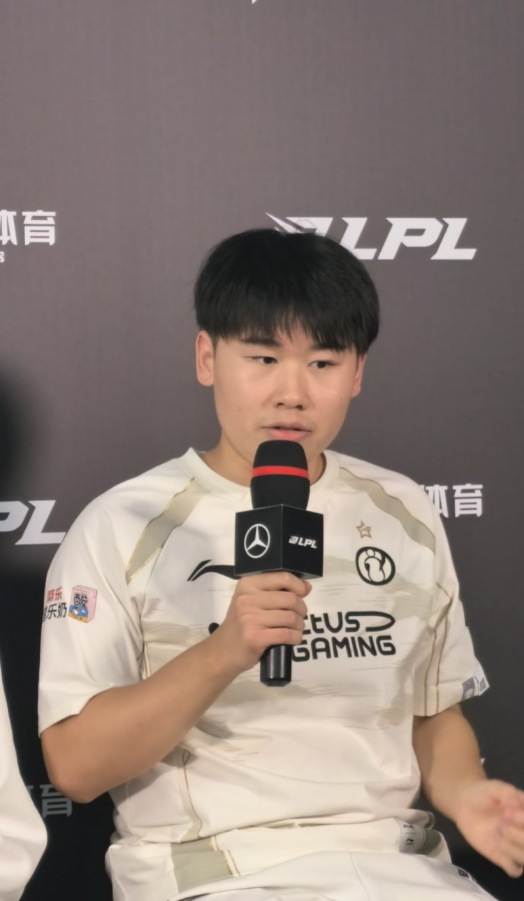 队友线权就是爽！Wei：中下有线 对面打野抢河蟹我就上了