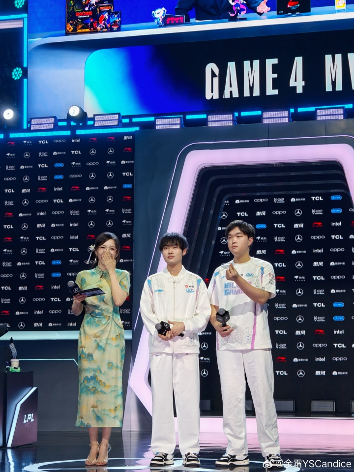 余霜晒出深圳现场工作照：依旧旗袍~前凸后翘梨形身材😍