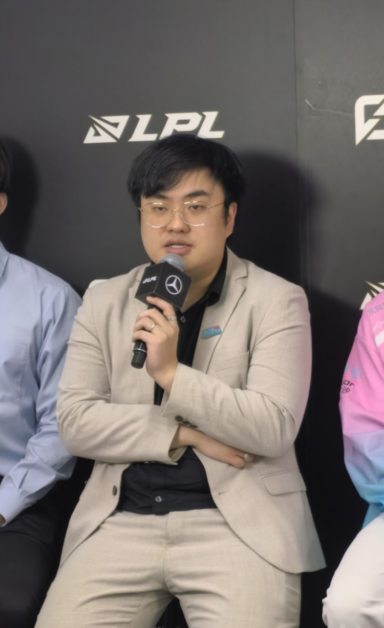 BLG教练：有这么强的选手和这么好的教练组 肯定是冲着夺冠去的