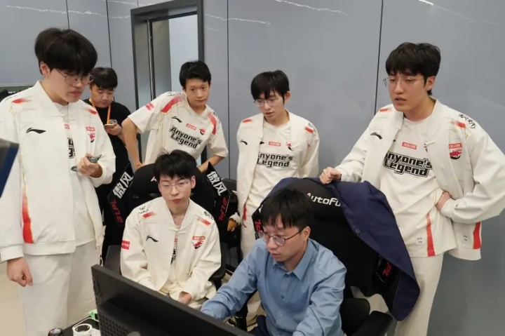 在与TES的败决抛硬币中，AL成功取胜拿到Bo5首局优先选边权