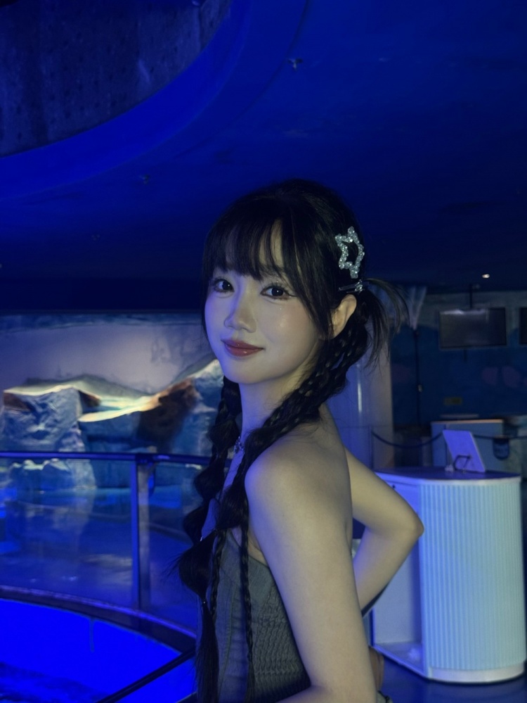 LPL官方主持十月分享照片：在海里沉溺🥰