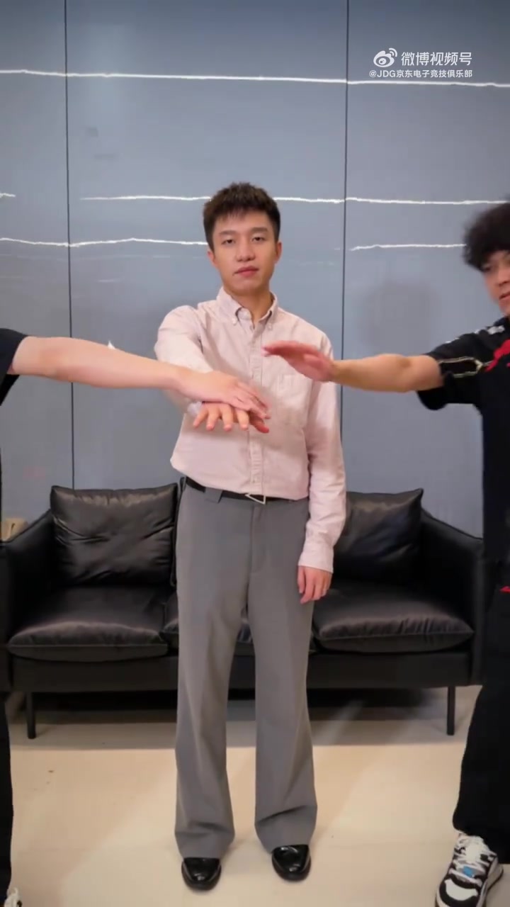 【QY球友会】🧐玩尬的?JDG俱乐部赛后更新社媒:厂长和队员合拍加油视频