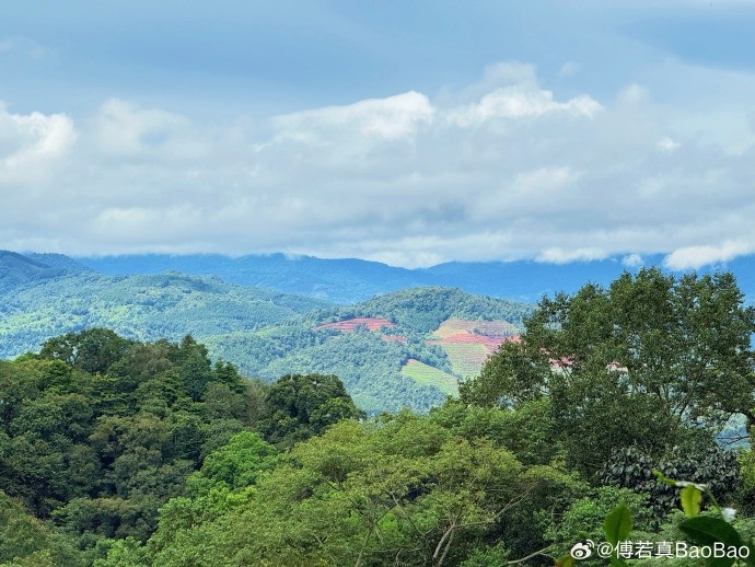 主持人BaoBao晒旅游照：大自然和美食治愈一切