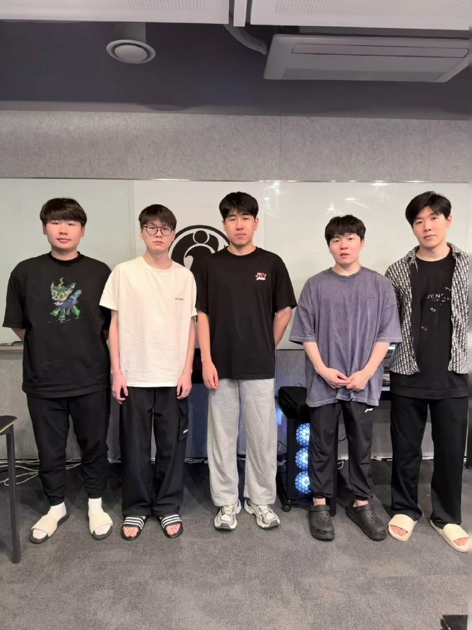 IG晒选手合照：抓兄弟们来张中秋节合照，祝大家中秋节快乐