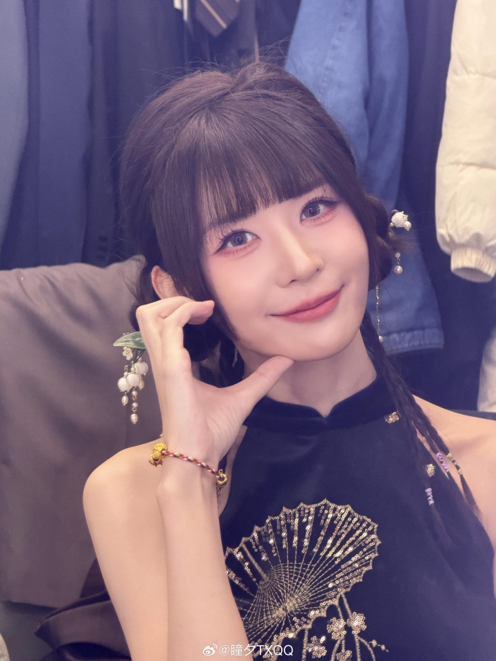 解说瞳夕赛后更博晒照：减肥成功被发现的世界很美好
