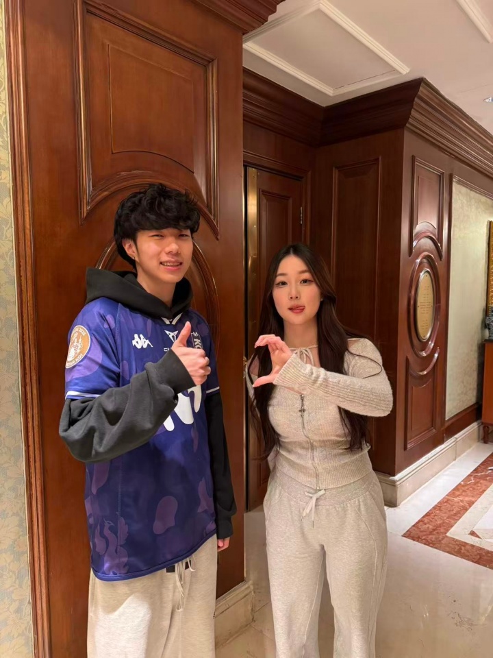 【QY球友会】MKOI晒出中单JOJO与解说Kitty合照:希望你喜欢Jojo带去的队服