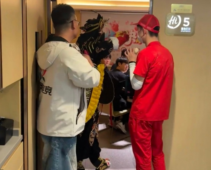 【QY球友会】就好这一口!网友在海底捞偶遇GEN T1