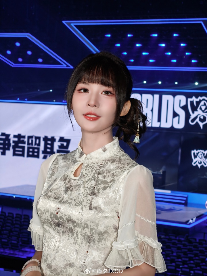 【QY球友会】判若两人!解说瞳夕晒照:在自己熟悉的城市与热爱的游戏相遇