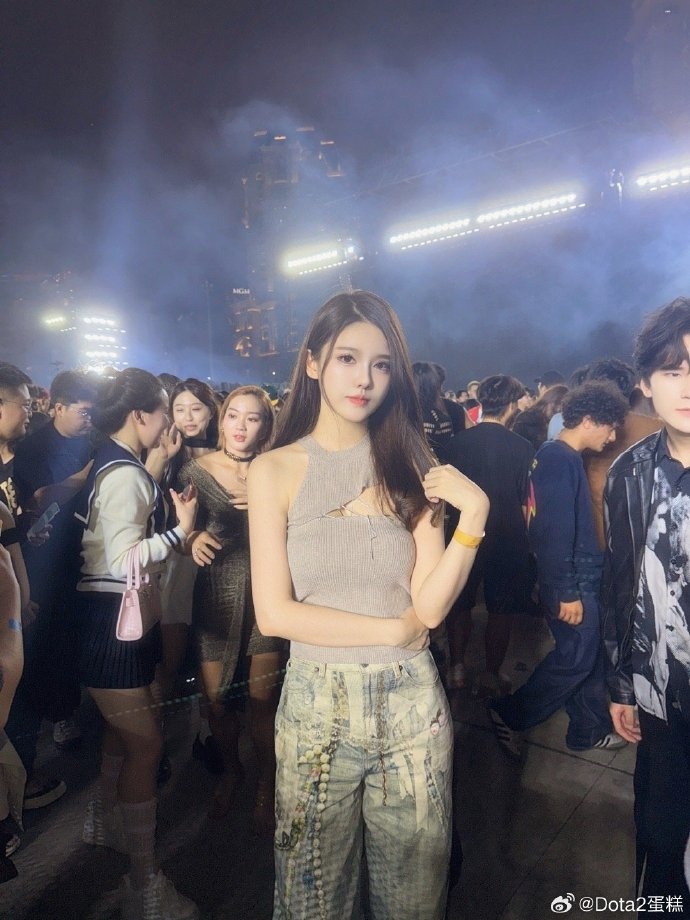 【QY球友会】DOTA2解说蛋糕晒演唱会照:知道迟到大王会迟到 所以我也迟到