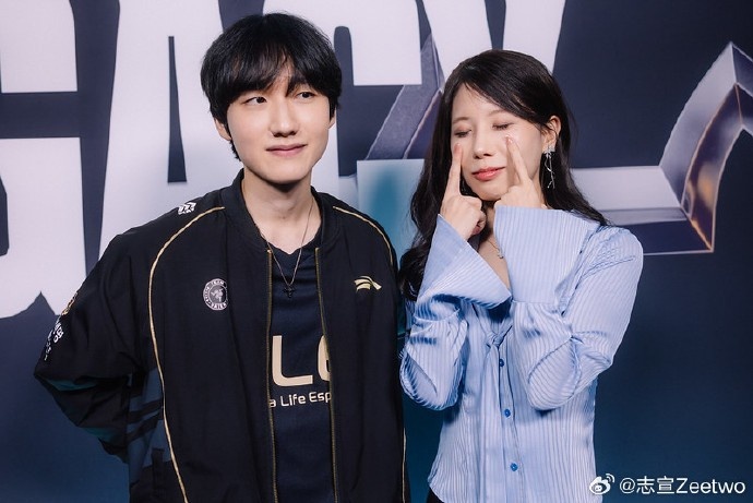 LCK主持人志宣分享和各时期的peanut合照：辛苦了老朋友 好好休息