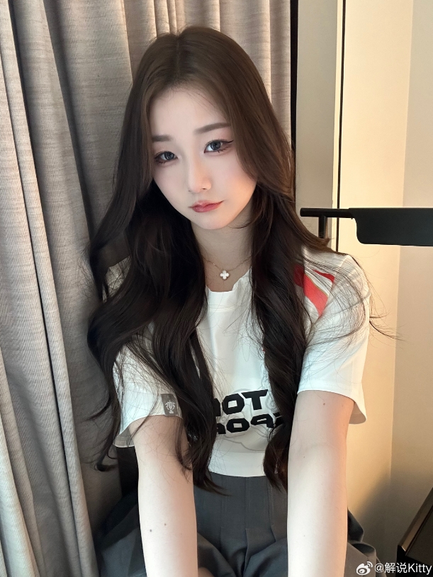 提前穿上TES的队服了？解说Kitty晒照：谢谢@李宁电竞的礼物～ ❤️