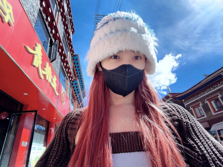 【QY球友会】Rookie呢?LPL女主持人小钰分享旅游自拍:和山川湖泊作伴太幸福