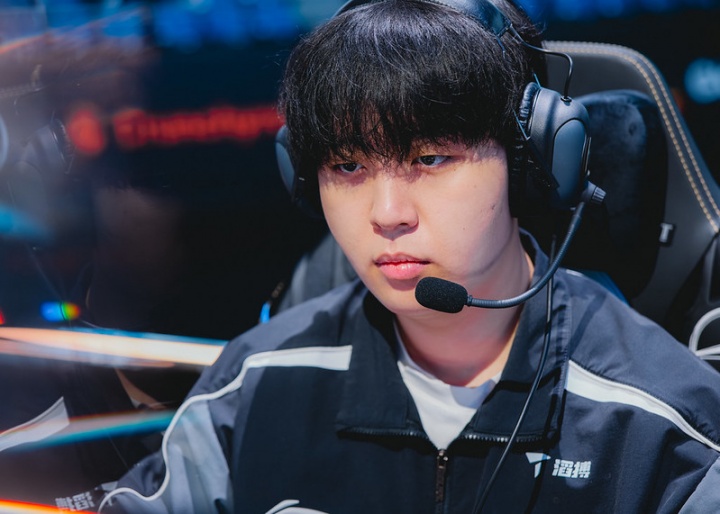 【QY球友会】TES打野Kanavi更新微博:“今天赢下了,下把努力赢下进决赛! ”