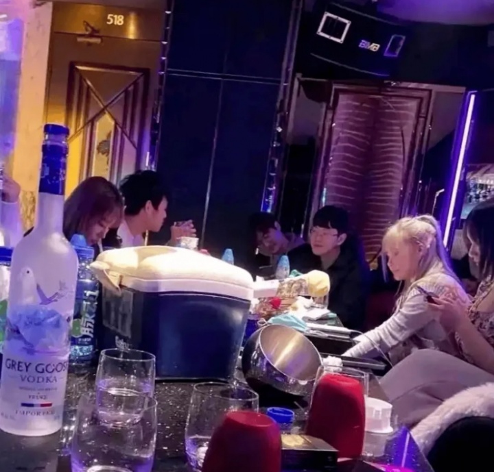 【QY球友会】不会还是AA的吧?网友晒出Scout在KTV图片 疑似量贩朋友聚会