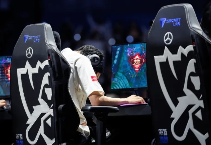 【QY球友会】LOL官推分享水晶爆炸时Shanks捂脸的照片并配文:梦想破灭