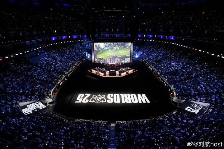 【QY球友会】主持刘航更博晒照:准备了太多AL获胜想问的问题 主持人的手卡也是写满遗憾的书吧