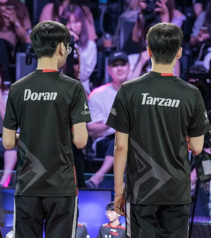 【QY球友会】LOL官方分享Doran与Tarzan合影并配文： 一年一度的GRF聚首