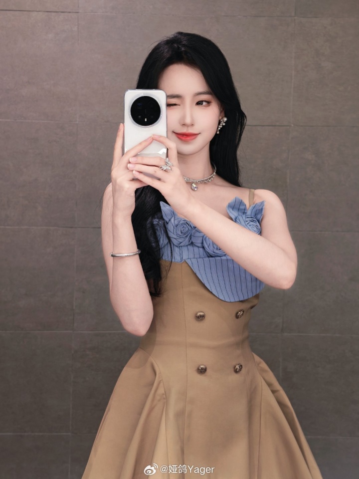 【QY球友会】永劫无间解说娅鸽晒照:花朵连衣裙更显白皙皮肤